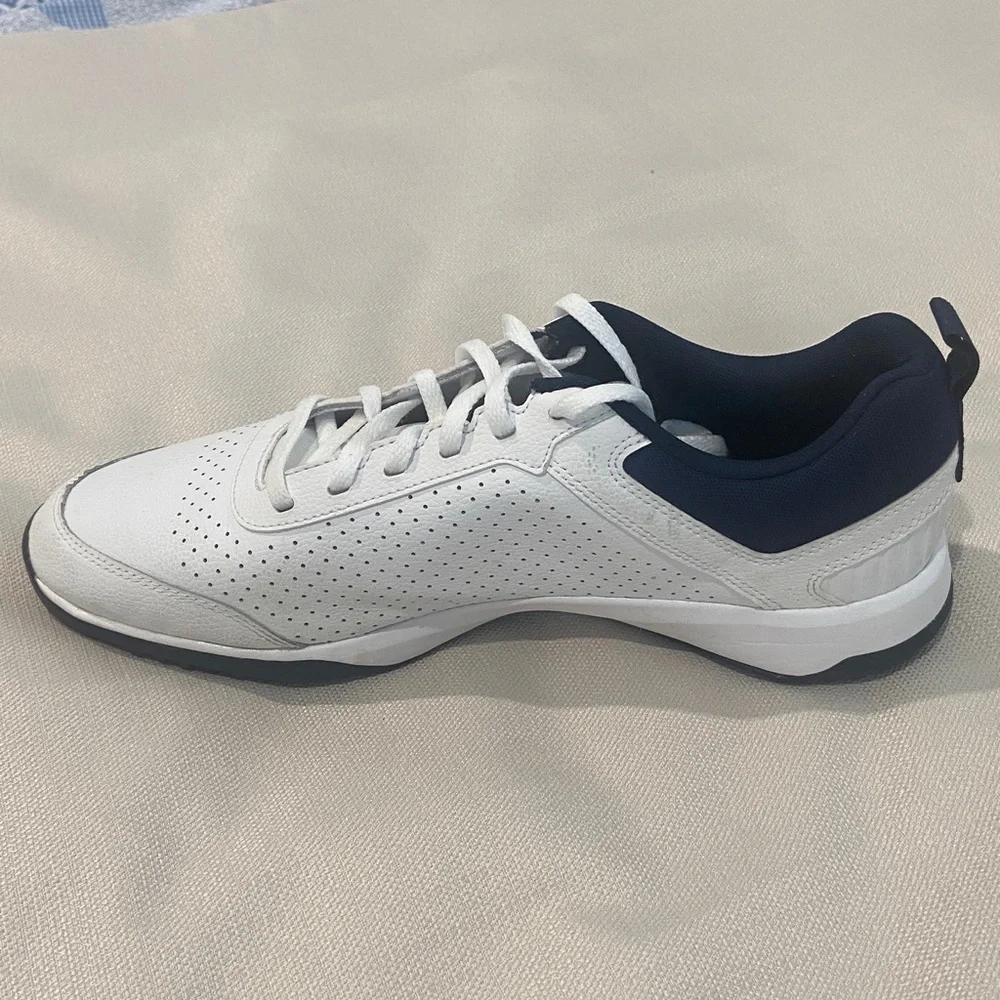 Reebok Men's White and Dark Blue Athletic Shoes. Size 10,5